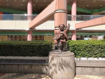 赤羽ビビオ横七福神広場の大黒天と座れるベンチ