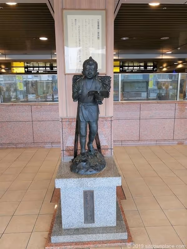 ラスカ2F 二宮金次郎像付近の写真2