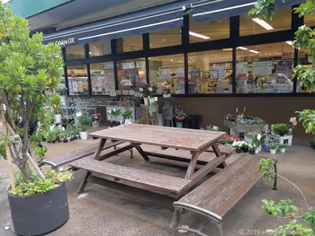 오다와라역 동쪽 출구 Odakyu ox 앞의 테이블 벤치