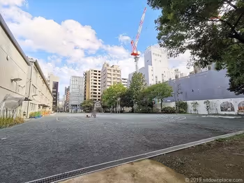 Elementary school grounds and grounds of Sakamotocho Park