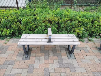 成城学園前駅西口ロータリーの2人掛けベンチ