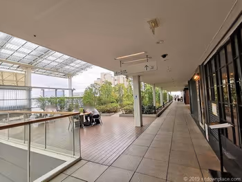 成城コルティ4F屋上庭園雑木林の丘の休憩場所入口