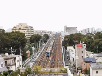 成城コルティ4F屋上庭園雑木林の丘から見える小田急線の景観