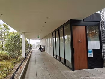 成城コルティ4F屋上庭園の喫煙所とチェア