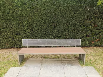 成城コルティ4F屋上庭園オリーブの庭の休憩場所のシンプルなベンチ