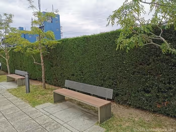 成城コルティ4F屋上庭園オリーブの庭の休憩場所の2人掛けベンチ