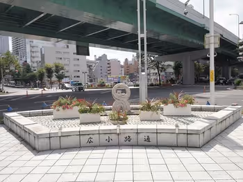 柳橋交差点付近の広小路通の彫刻