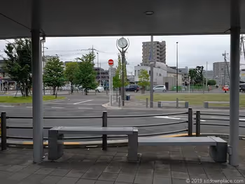 布田駅前ロータリーの休憩場所