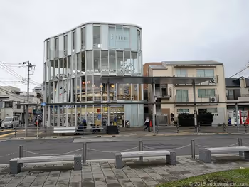 布田駅前のベンチ