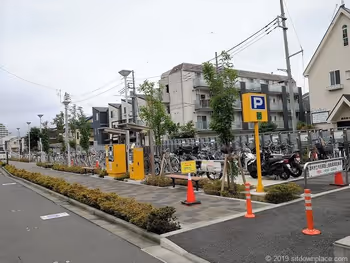 布田站东路上自行车等停车场