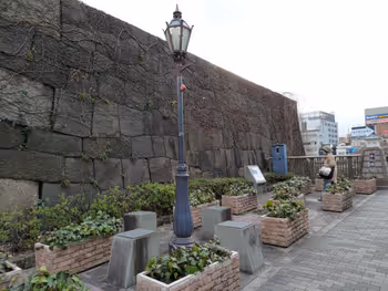 牛込見附跡のベンチ1