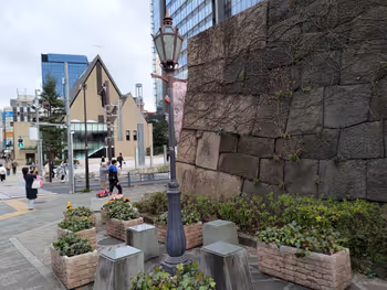 牛込見附跡のベンチ2