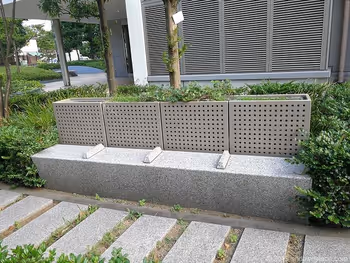 르네상스 타워 우에노 이케노하타 공개 공지의 4인용 석재 벤치