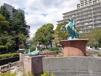 赤羽公园喷泉广场上的天鹅雕像