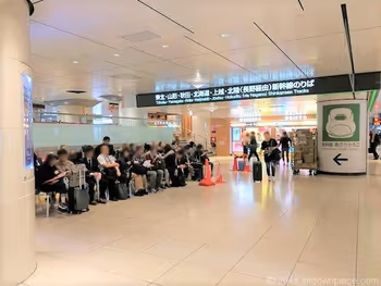 東北新幹線南のりかえ口 NewDays横の休憩所2018年10月頃の混雑状況