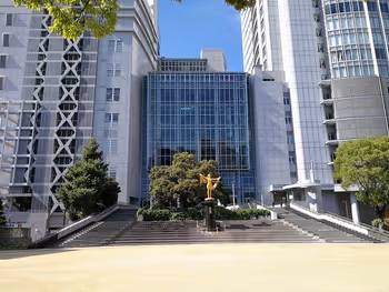 矢場公園のベンチから見える金色の夢の女神像