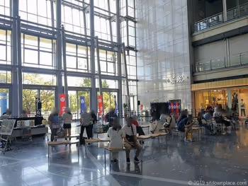 ナディアパーク2Fアトリウムの休憩場所