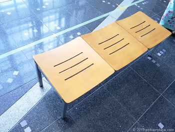 ナディアパーク2Fアトリウムのベンチ