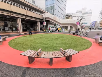 调布站站前广场的草坪长椅