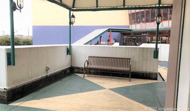 [本八幡站] 日鋼科爾頓廣場 西商場入口前 休息處 的照片 1