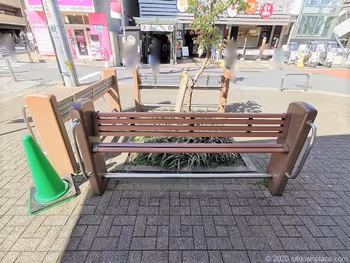 明大前駅駅前広場広場の腰掛ベンチ