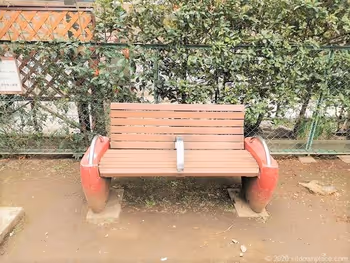 代代木上原車站西原兒童遊園的長椅