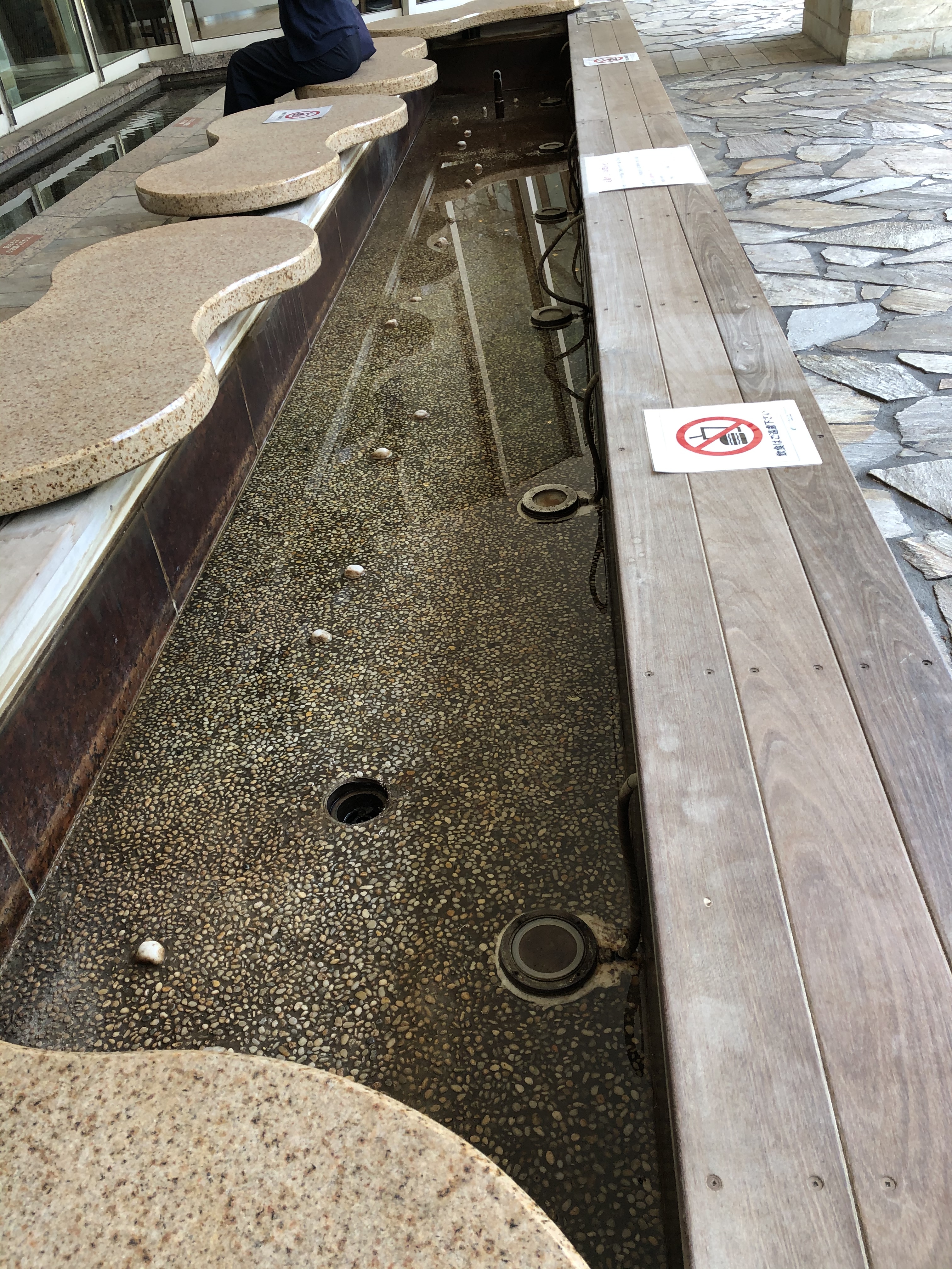 ビジネス街のど真ん中！秘密の足湯休憩スポットの写真1