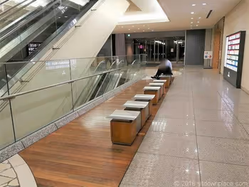 品川グランパサージュ ガレリア 1Fのエスカレーター横のベンチ