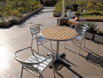 栄駅松坂屋屋上遊園の休憩所のイスとチェア