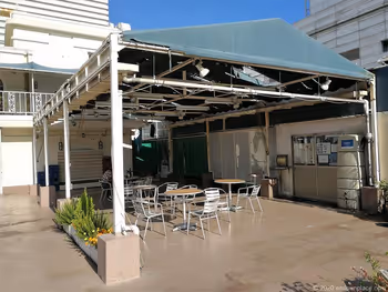 栄駅松坂屋屋上遊園の屋根の下の休憩所