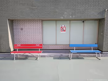 栄駅三越8Fオリエンタルビル屋上広場のベンチ