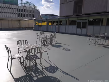 栄駅三越8Fオリエンタルビル屋上広場のテーブルとチェアー