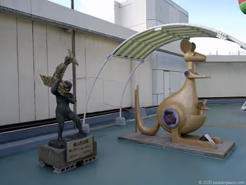 栄駅三越8Fオリエンタルビル屋上のオブジェ