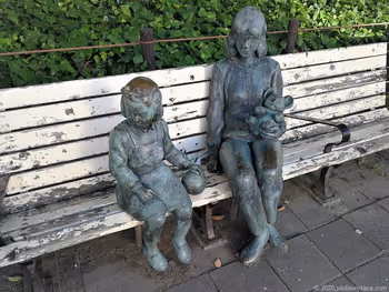 栄駅愛の広場のオブジェ