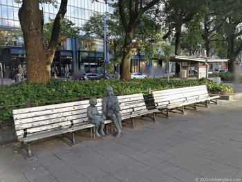 栄駅愛の広場の休憩場所