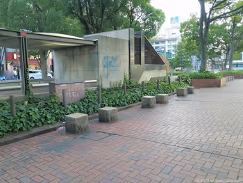 栄駅希望の広場の石のスツール