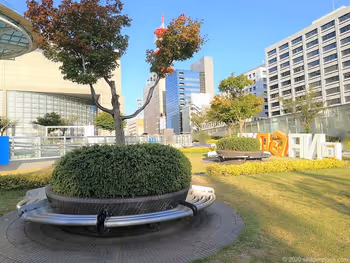 榮站Oasis 21綠茵大地雕塑附近的休息場所