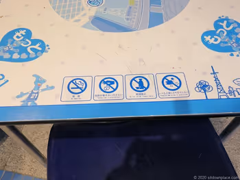 榮站 Oasis 21 銀河廣場外桌子上寫的注意事項