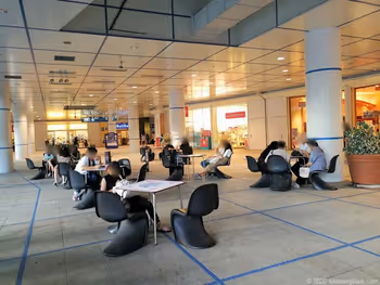 榮站 Oasis 21 銀河廣場的黑色椅子休息區