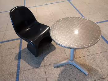 榮站 Oasis 21 銀河廣場休息區的椅子和桌子