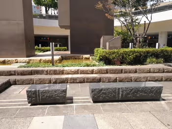 하마마츠역 지하도 광장의 돌 스툴