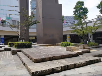 하마마츠역 지하도 광장의 돌 오브제