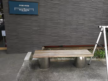 濱松車站濱松魅力發信館前的雙人長椅