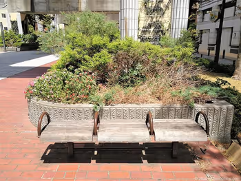 濱松站遠鐵高架橋下步道的長椅