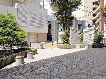 濱松站遠鐵高架橋下步道的凳子