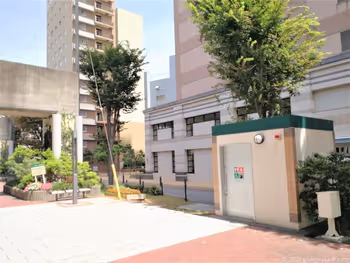 濱松站遠鐵高架橋下步道長椅附近的無障礙廁所