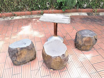 濱松車站廣小路地下通道C-4出口附近的椅子和桌子1