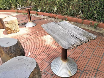 濱松車站廣小路地下通道C-4出口附近的椅子和桌子2