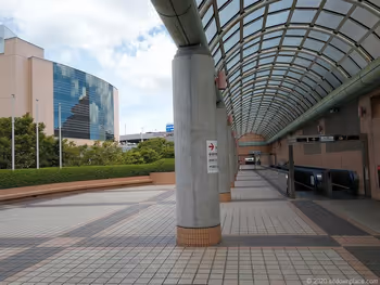 浜松駅アクトシティ 動く歩道橋横の外観