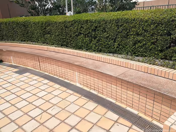 浜松駅アクトの森 アクトタワー前のベンチ